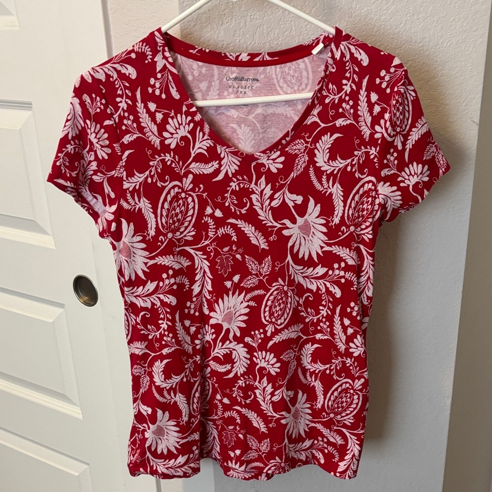 Croft & Barrow Ladies Classic v-neck tee size Medium